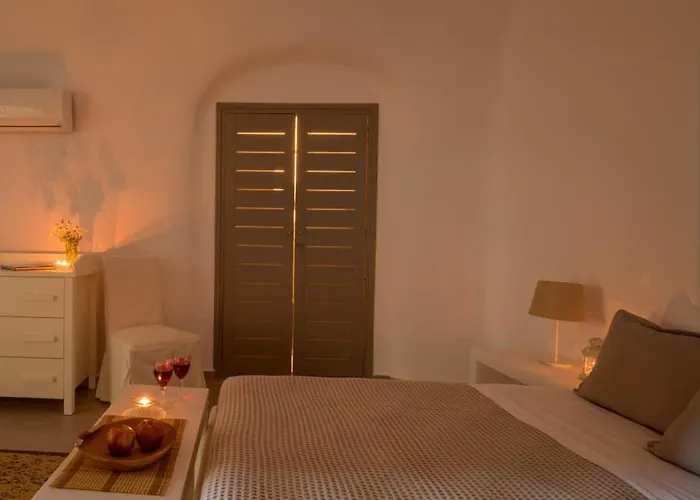 Calderini Cave Imerovigli (Santorini)