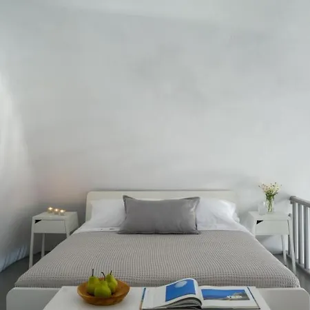 Villa Calderini Cave Imerovigli (Santorini)